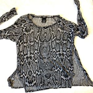 NWOT Terez snake print light top